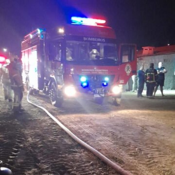 Incêndio atinge casa de veraneio em Jaguaruna Incêndio atinge casa de veraneio em Jaguaruna