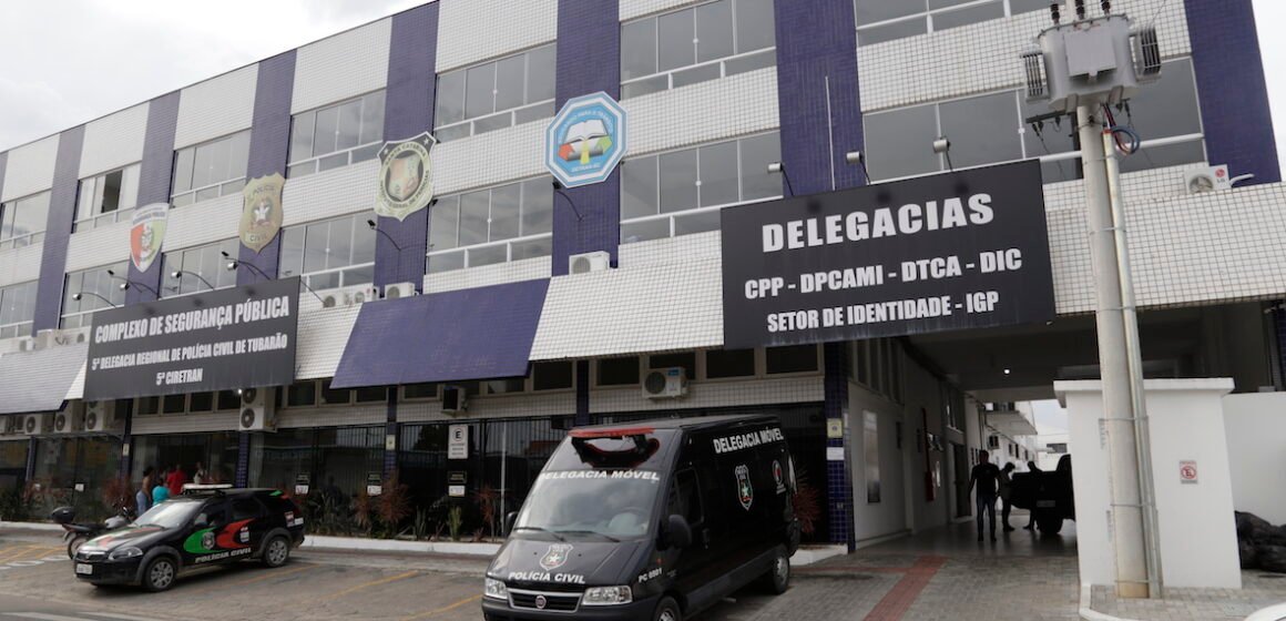 Irmão da dentista assassinada durante briga por herança se entrega à polícia