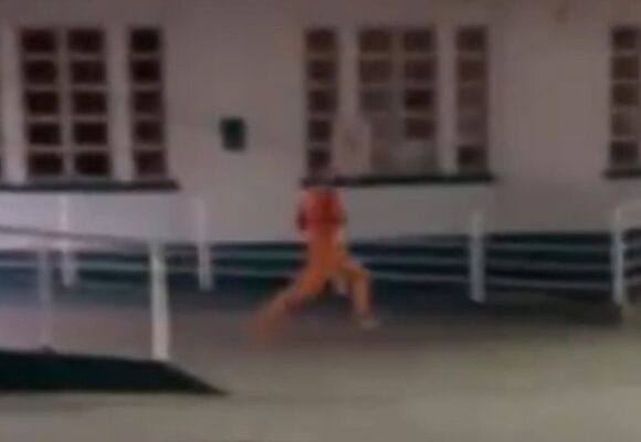 Dois detentos fogem correndo do Hospital Nossa Senhora da Conceição enquanto recebiam atendimento