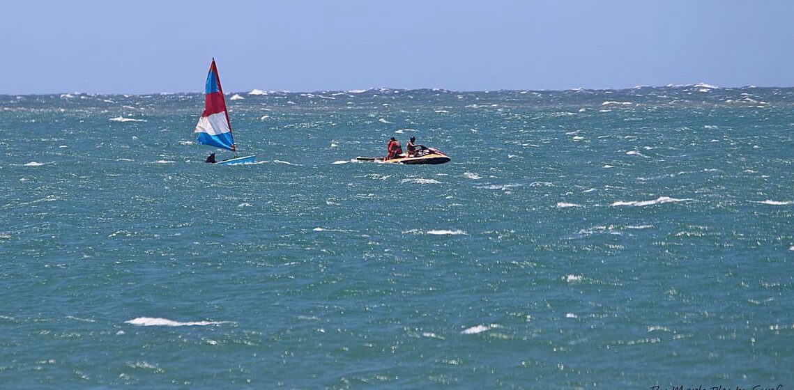 Corpo de Bombeiros atende naufrágio e embarcação à deriva na Praia Central em Garopaba Corpo de Bombeiros atende naufrágio e embarcação à deriva na Praia Central em Garopaba