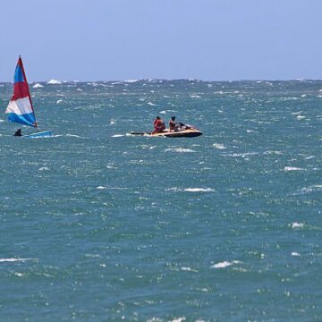 Corpo de Bombeiros atende naufrágio e embarcação à deriva na Praia Central em Garopaba