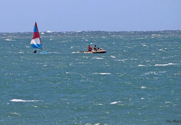 Corpo de Bombeiros atende naufrágio e embarcação à deriva na Praia Central em Garopaba
