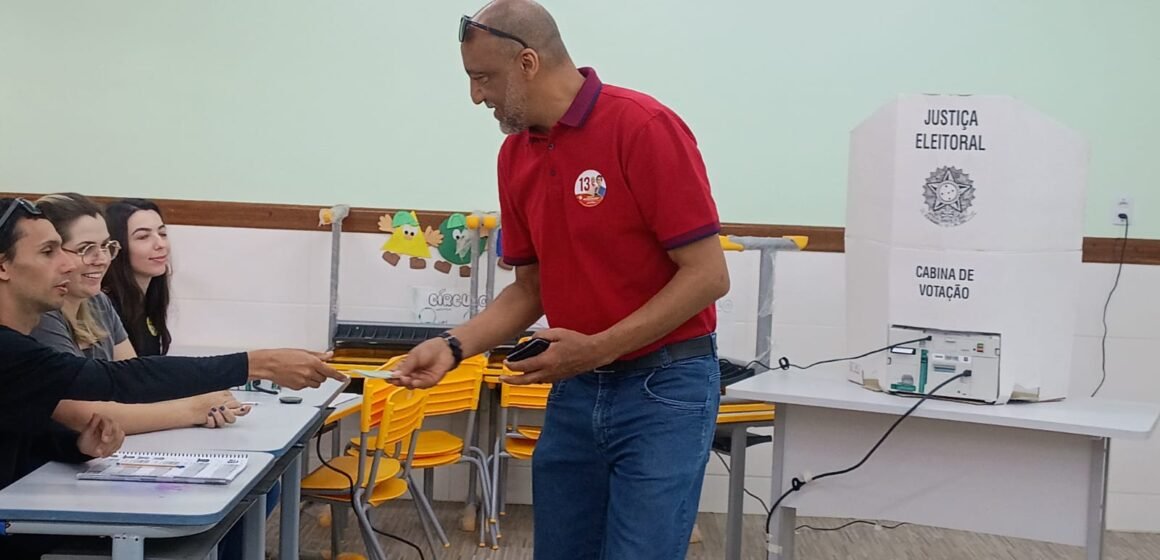 Eleições 2024: professor Paulão (PT), candidato à vice-prefeito em Tubarão, votou em Oficinas