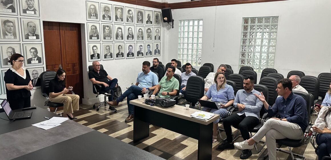 Tubarão: orçamento para 2025 é discutido em reunião de transição