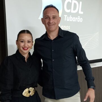 Eleita por aclamação, Karen Fernandes Brodbeck é a nova presidente da CDL de Tubarão