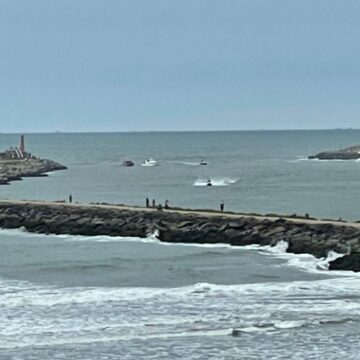 Embarcação de pequeno porte naufraga na Barra de Laguna