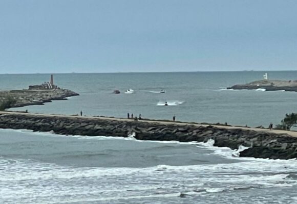 Embarcação de pequeno porte naufraga na Barra de Laguna