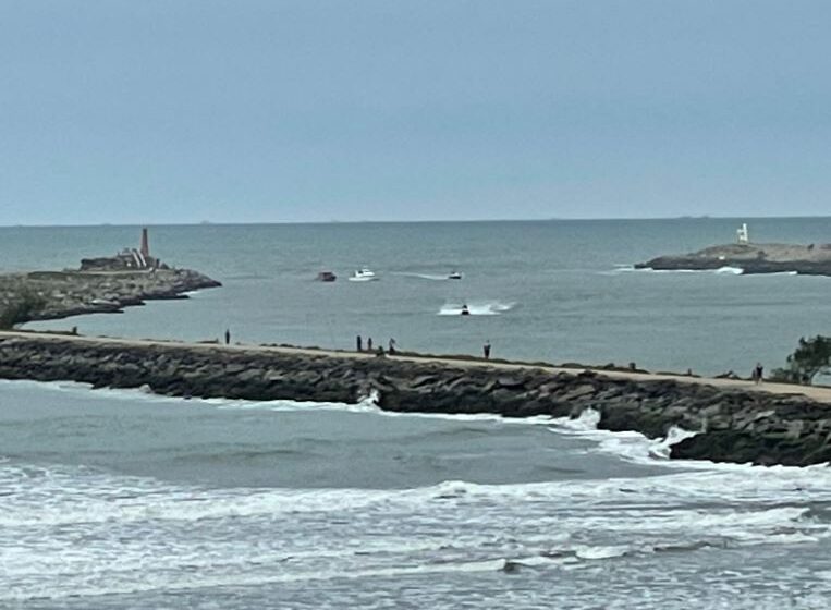 Embarcação de pequeno porte naufraga na Barra de Laguna