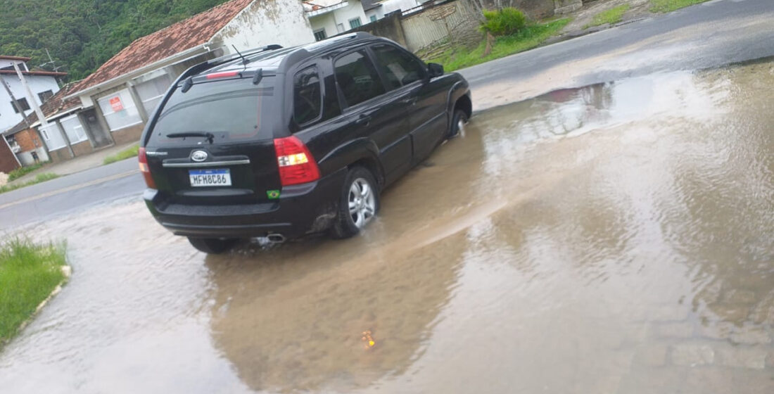 Abastecimento de água fica comprometido em Imbituba após rompimento de adutora