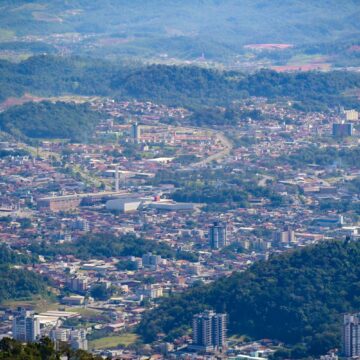 Retomada de transferências voluntárias aos municípios avança com a aprovação da PEC em comissão da Alesc