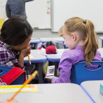 Comissão de Educação da Câmara dos Deputados aprova projeto que proíbe celular nas escolas Comissão de Educação da Câmara dos Deputados aprova projeto que proíbe celular nas escolas
