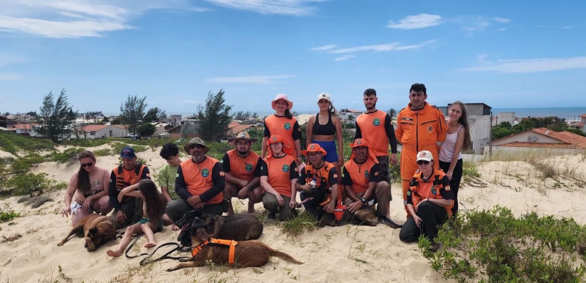 Bombeiros Voluntários realizam treinamento de busca e resgate com cães em Jaguaruna Bombeiros Voluntários realizam treinamento de busca e resgate com cães em Jaguaruna