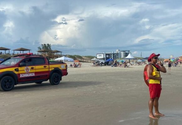 Salvamentos crescem nas praias catarinenses durante a pré-temporada de verão