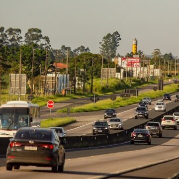 Feriado deve levar mais de 700 mil veículos ao trecho sul da BR-101 Feriado deve levar mais de 700 mil veículos ao trecho sul da BR-101