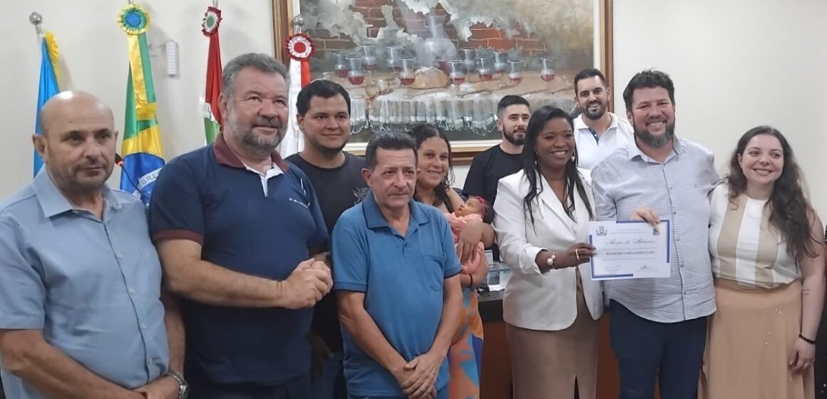 Capivari de Baixo: enfermeira que salvou bebê é homenageada na Câmara de Vereadores