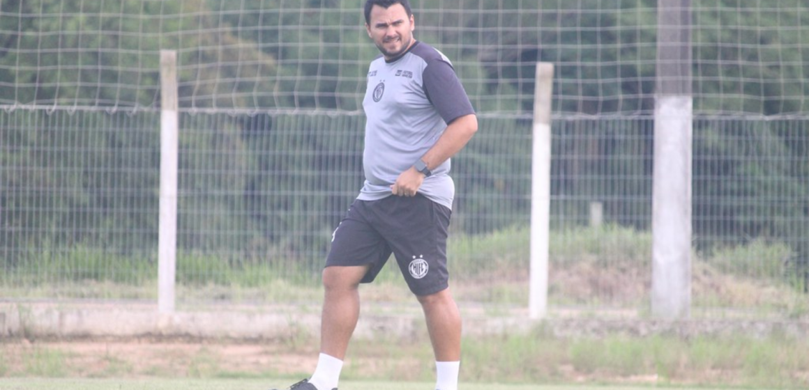 Hercílio Luz anuncia William Araújo como técnico para 2025 Hercílio Luz anuncia William Araújo como técnico para 2025