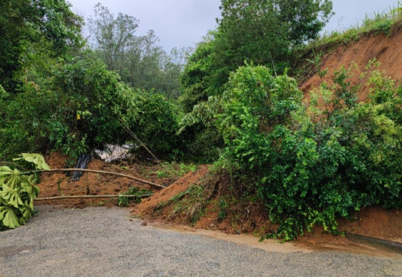Pedras Grandes registra queda de pontes e estradas interditadas após fortes chuvas