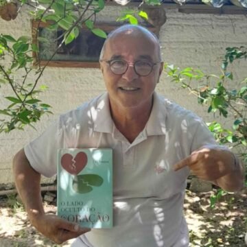 Jornalista e professor lança livro de romance em Laguna e Tubarão