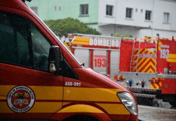 Veículo pega fogo na BR-101 em Jaguaruna
