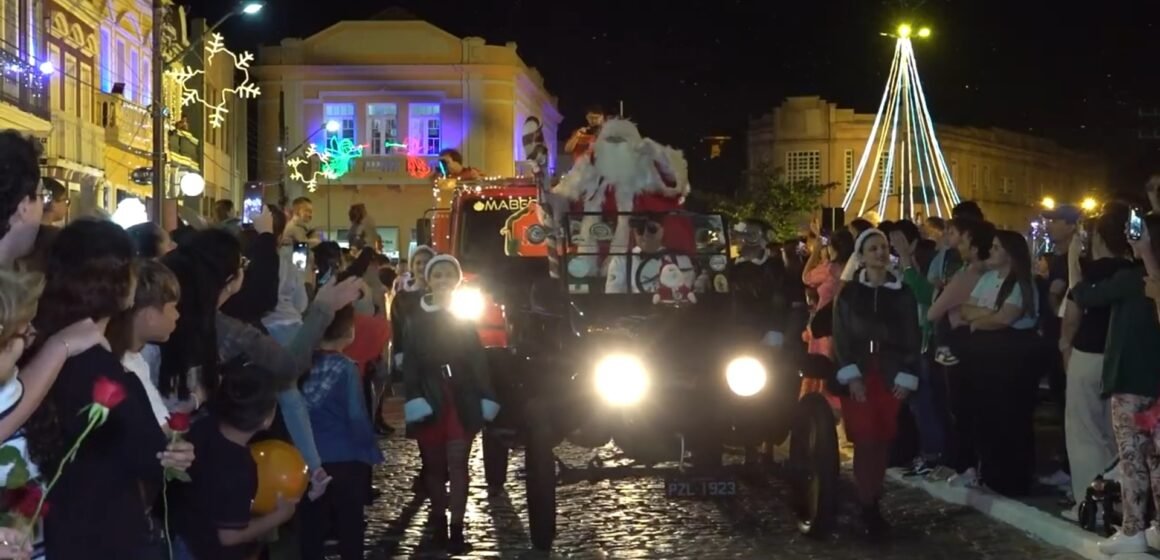 Papai Noel chega a Laguna em evento com luzes e cultura