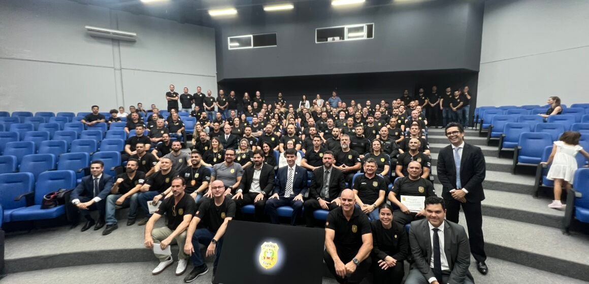 Polícia Civil de SC homenageia policiais que atuaram nas enchentes do RS