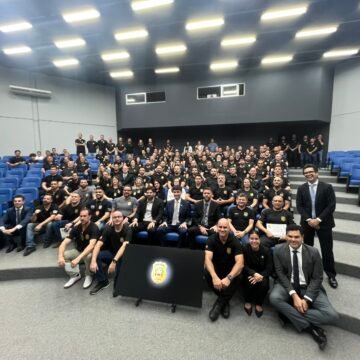 Polícia Civil de SC homenageia policiais que atuaram nas enchentes do RS