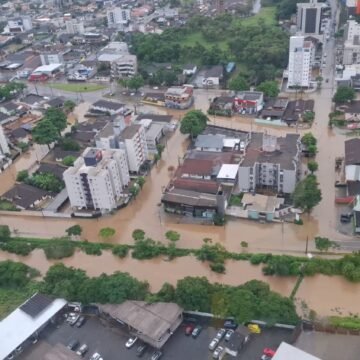 Chuva intensa em Santa Catarina causa alagamentos e inundações em diversas regiões Chuva intensa em Santa Catarina causa alagamentos e inundações em diversas regiões