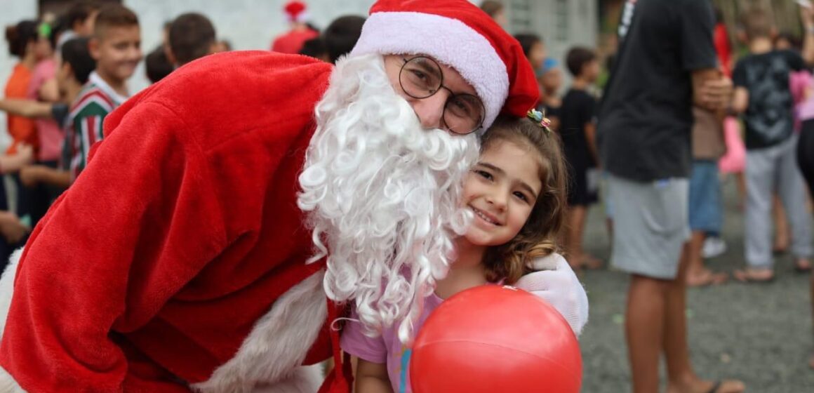 Trem de Natal da FTC encanta mais de 8 mil crianças no primeiro dia de viagem