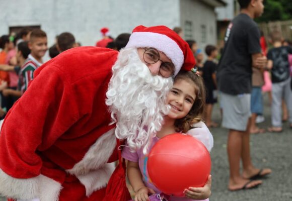 Trem de Natal da FTC encanta mais de 8 mil crianças no primeiro dia de viagem