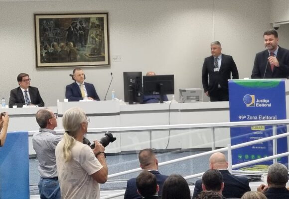 Prefeitos e vereadores eleitos são diplomados pela Justiça Eleitoral em Tubarão