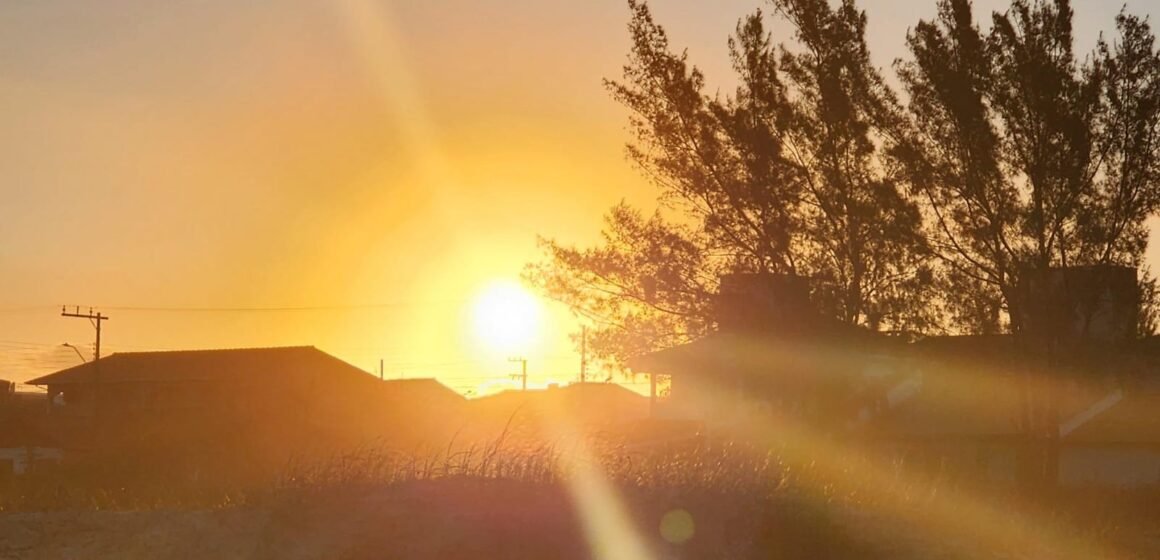 Verão em SC terá calor intenso e temporais, mas clima segue dentro da média histórica