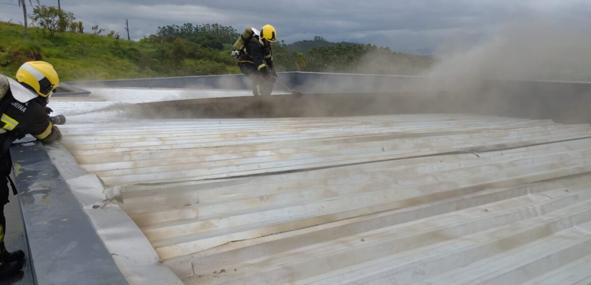 Incêndio em residência causa prejuízo de R$ 30 mil, mas bombeiros salvam imóvel avaliado em R$ 1 milhão