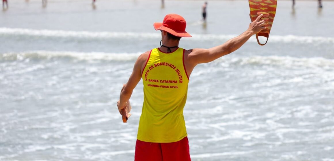 Corpo de Bombeiros registra 85 salvamentos e 113 ocorrências envolvendo águas-vivas em SC na última semana