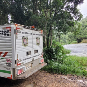 Idoso morre após ser atingido por árvore em Treze de Maio Idoso morre após ser atingido por árvore em Treze de Maio