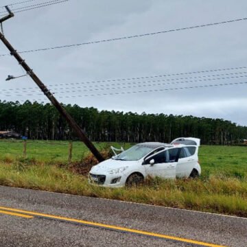 Acidente na SC-100 deixa poste suspenso em Jaguaruna