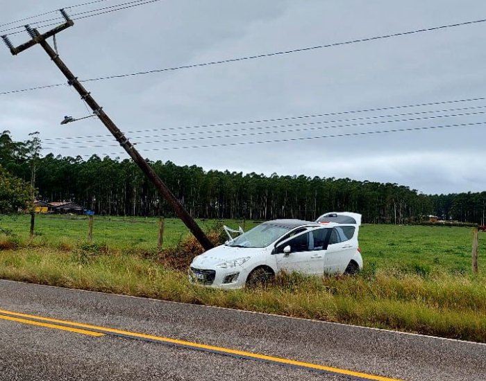 Acidente na SC-100 deixa poste suspenso em Jaguaruna Acidente na SC-100 deixa poste suspenso em Jaguaruna