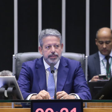 Câmara aprova projeto que limita aumento do salário mínimo Câmara aprova projeto que limita aumento do salário mínimo