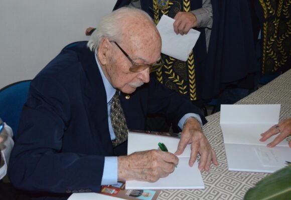 Aos 102 anos, tubaronense será reconhecido como escritor mais longevo em atividade no mundo