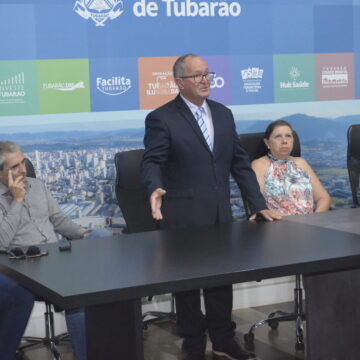 Prefeito de Tubarão transmite cargo ao vice Moisés Nunes Prefeito de Tubarão transmite cargo ao vice Moisés Nunes