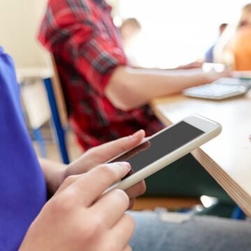 Senado aprova restrição ao uso de celular nas escolas