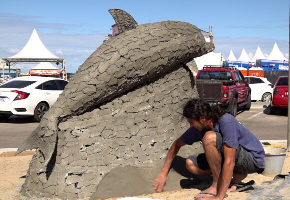 Praça em Laguna ganha boto gigante que incentiva reciclagem de resíduos