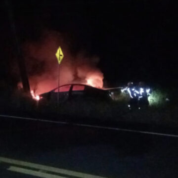 Carro pega fogo após desviar de cachorros e colidir com poste Carro pega fogo após desviar de cachorros e colidir com poste