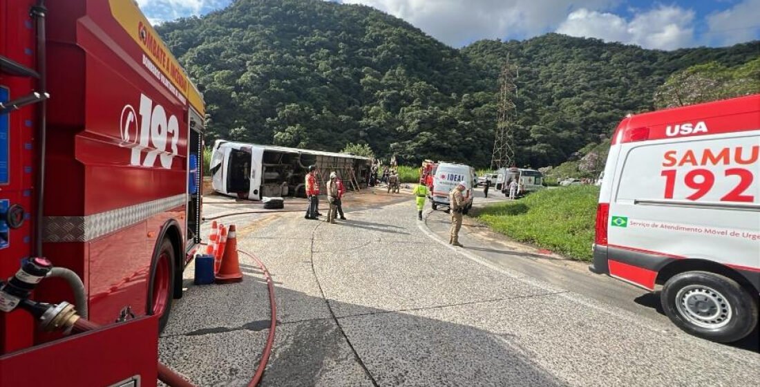 Ônibus com adolescentes tomba em Joinville e deixa feridos