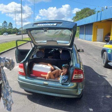 Pai é flagrado transportando filhos no porta-malas na BR-101 Pai é flagrado transportando filhos no porta-malas na BR-101