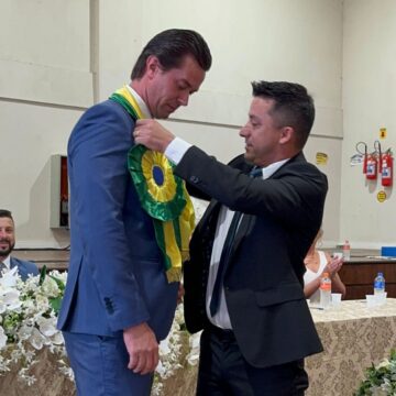 Prefeitos tomam posse em cidades da região Prefeitos tomam posse em cidades da região