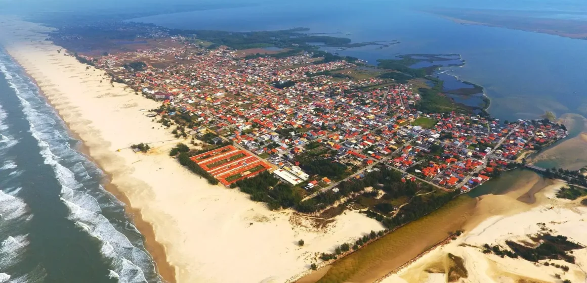 Soluções para APA da Baleia Franca em Jaguaruna é tema de reunião entre moradores e autoridades Soluções para APA da Baleia Franca em Jaguaruna é tema de reunião entre moradores e autoridades