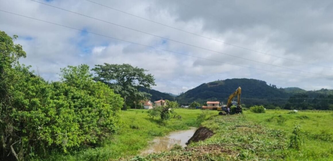 Defesa Civil inicia trabalhos de limpeza em córrego de Tubarão