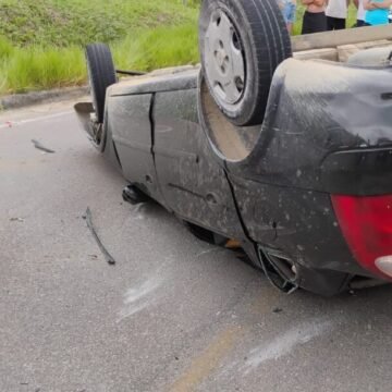 Domingo é marcado por dois capotamentos em Imbituba