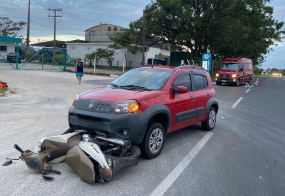 Jovem de 19 anos fica ferida após colisão entre carro e moto em Jaguaruna