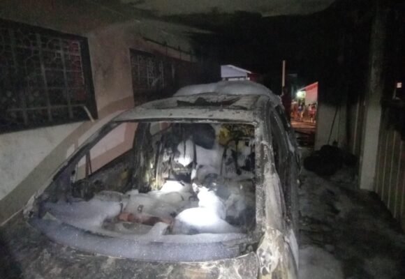 Incêndio em garagem de Tubarão mata dois gatos e destrói parte da casa